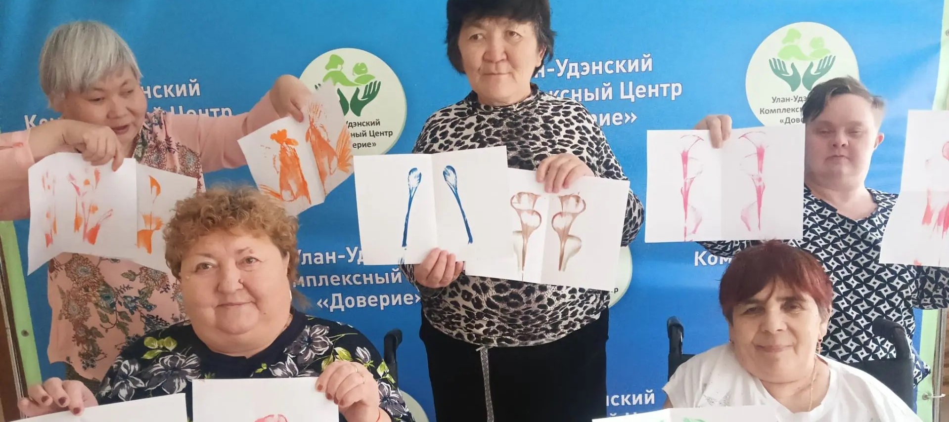 Нежные цветы из нитей: в АУСО КЦ «Доверие» прошло творческое занятие по ниткографии