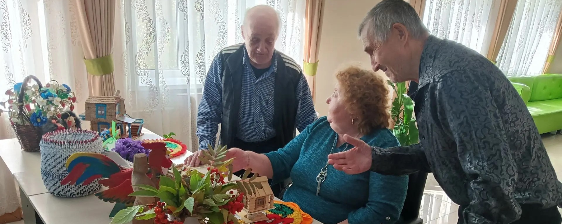 «Таланты зрелых мастеров»: в АУСО КЦ «Доверие» отметили День пожилого человека творческой выставкой