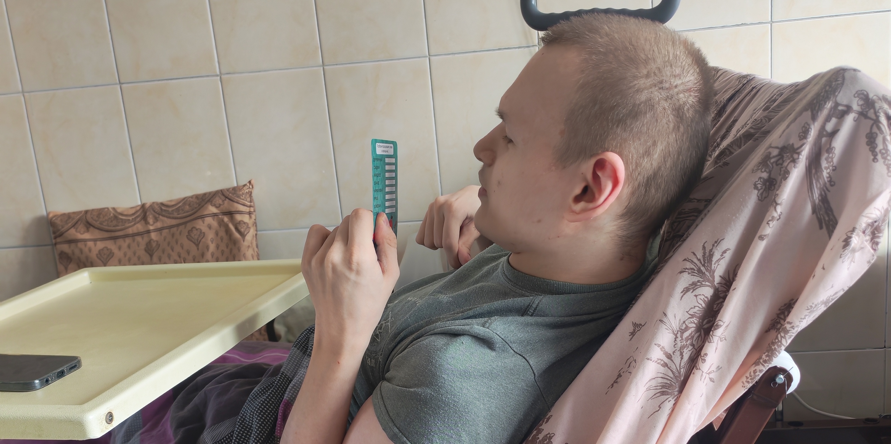 В отделении милосердия КЦ «Доверие» психологи провели развивающее занятие «Тактильные мешочки» для маломобильных подопечных.