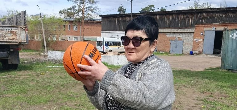 Свободное время с пользой: проживающие КЦ «Доверие» осваивают кольцевой бросок мяча.