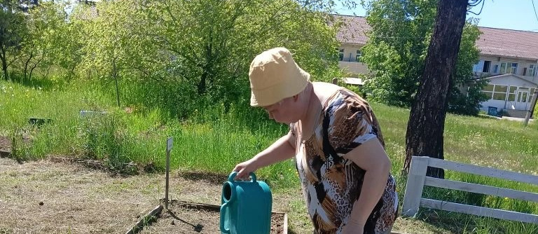Проживающие АУСО КЦ «Доверие» заботятся о своем огороде