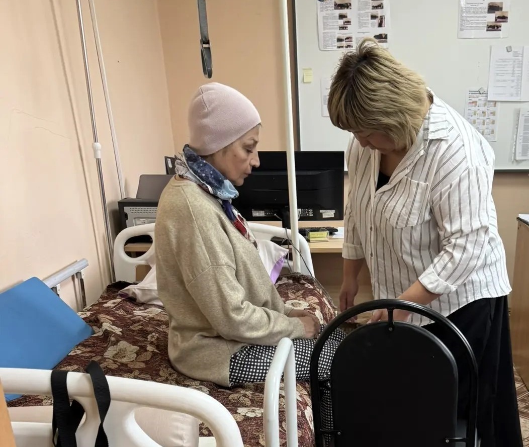 Школа ухода КЦ «Доверие» продолжает оказывать всестороннюю поддержку ухаживающим родственникам.