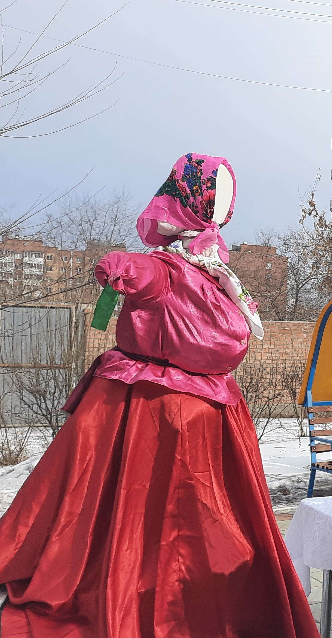 6 марта Широкая Масленица разгулялась в АУСО «У-УКЦ «Доверие» у фонтана. Погода в этот день сопутствовала веселью и не помешала с размахом отметить последний день масленичной недели.