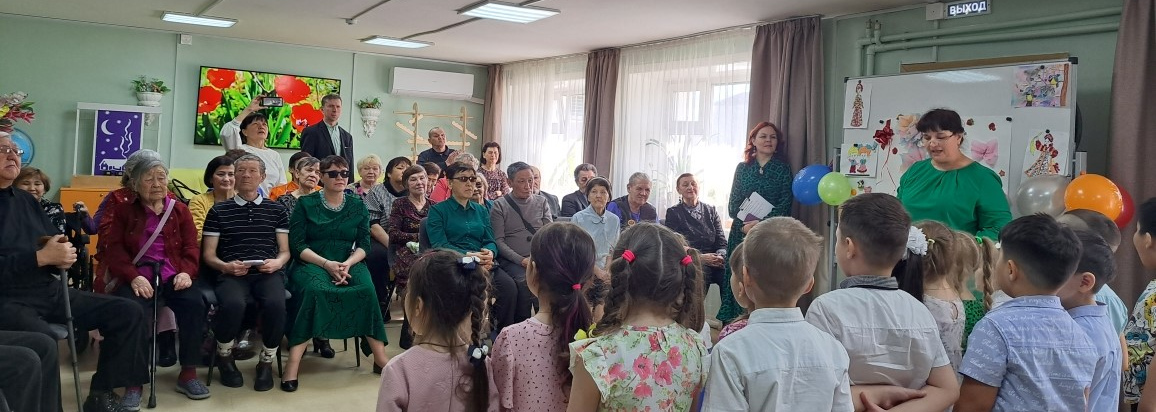Средняя группа детского сада «Счастливый малыш» пришли поздравить с Международным женским днем получателей социальных услуг отделения дневного пребывания