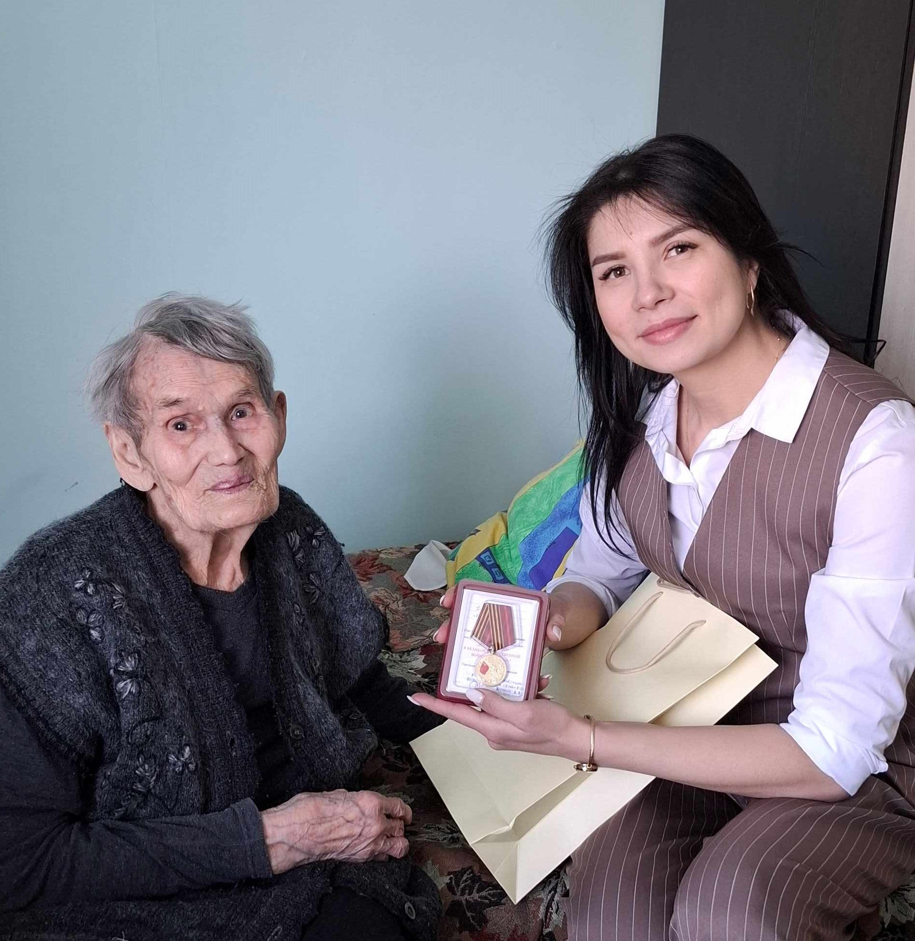 Вручение ветеранам памятных медалей в честь 80-летия Великой Победы