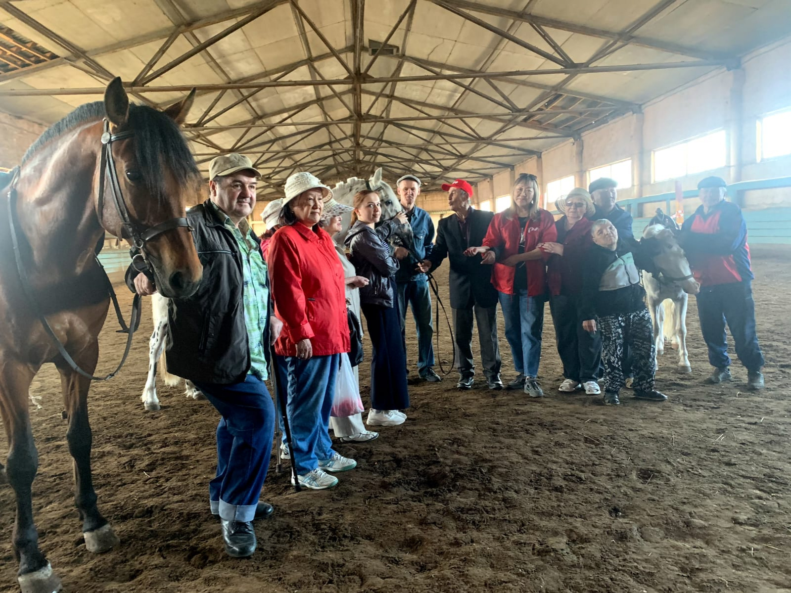 Группа проживающих из центра «Доверие»  с трепетом ждали поездки на ипподром  для встречи с милыми животными – лошадьми.  