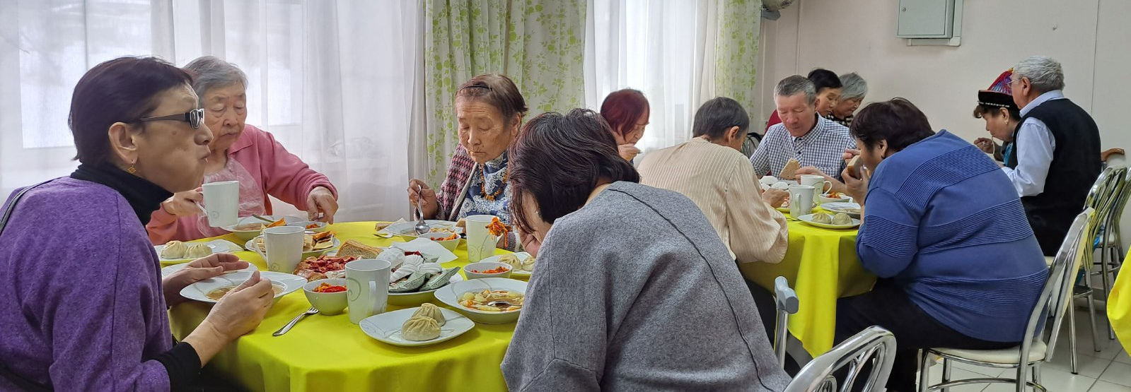 15 февраля  сотрудники отделения  питания поздравили получателей социальных услуг с праздником  Белого месяца
