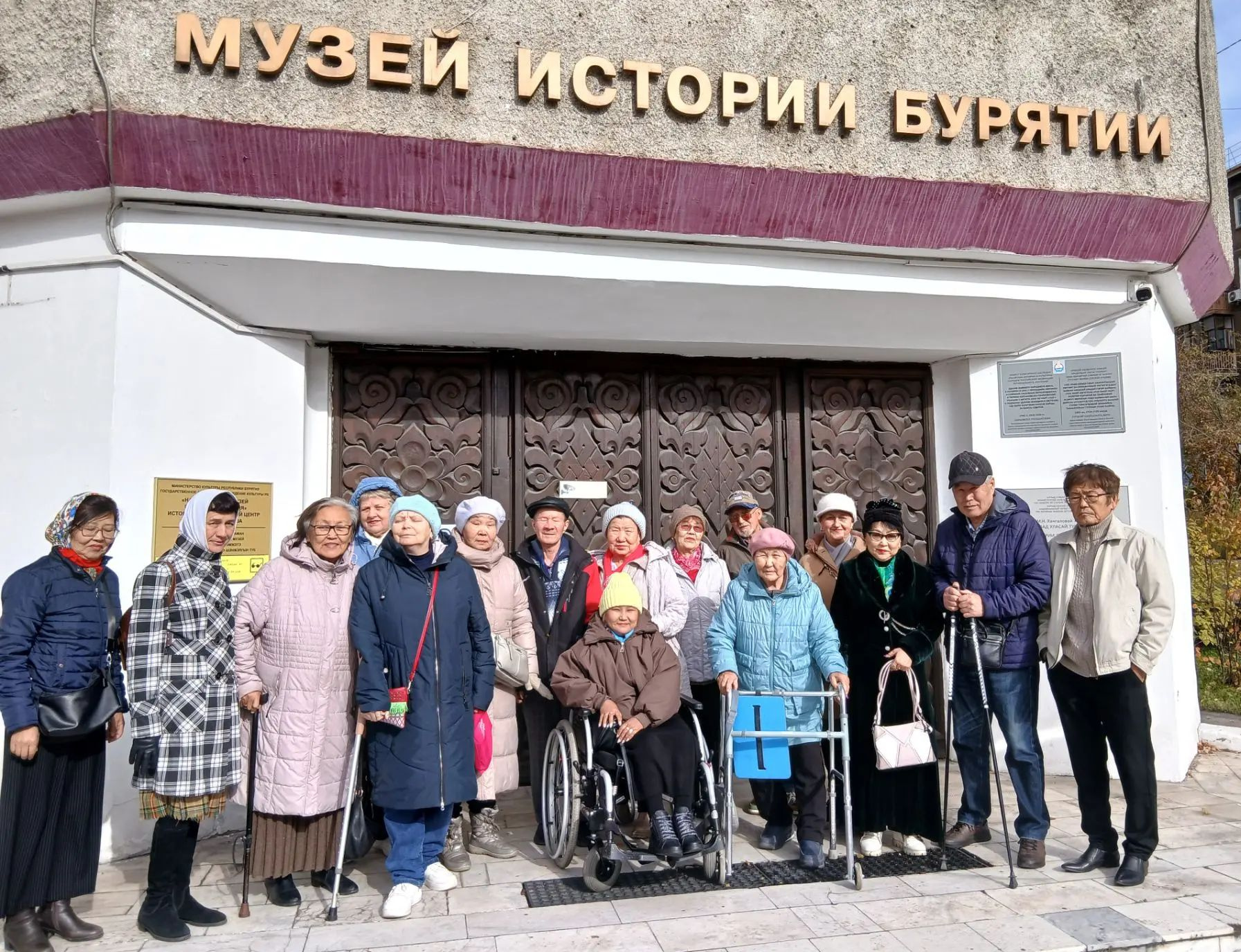 Получатели социальных услуг отделения дневного пребывания посетили выставку Л. Толстого