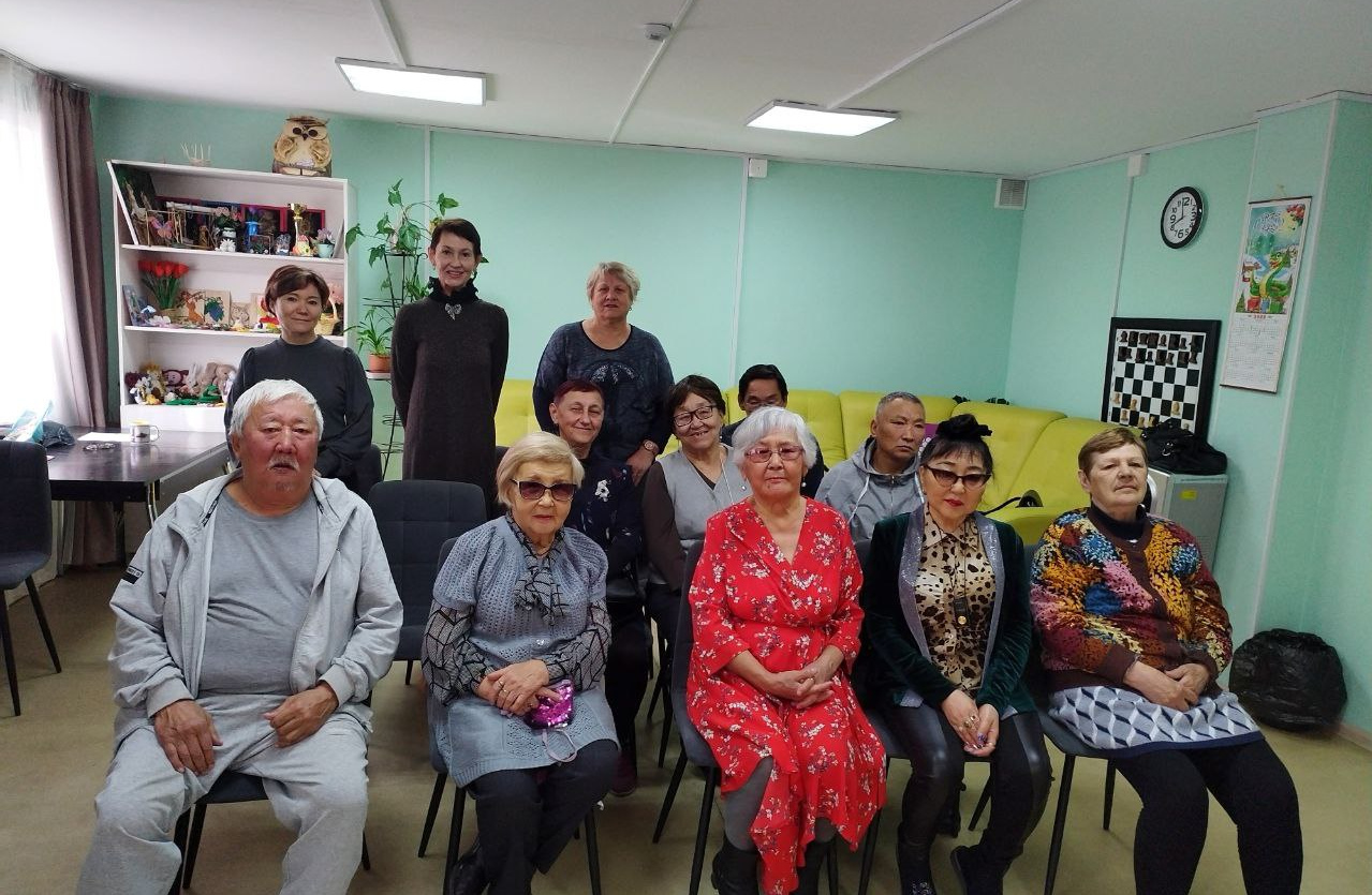 Сотрудники библиотеки им. Н.Г. Дамдинова провели творческую встречу для получателей социальных услуг отделения дневного пребывания